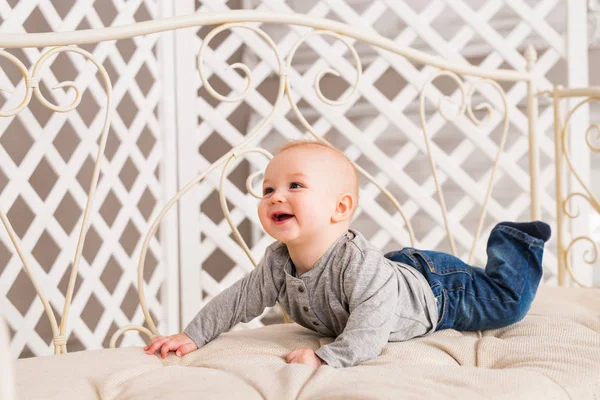 Bebé niño en azul riendo — Foto de Stock