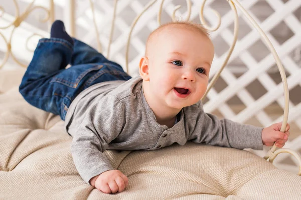 Bebé niño en azul riendo — Foto de Stock