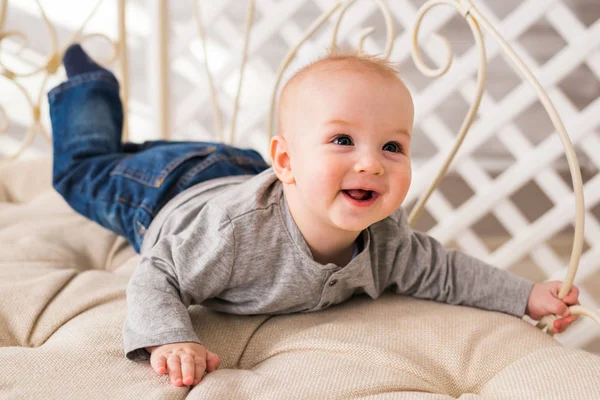 Bebé niño en azul riendo —  Fotos de Stock