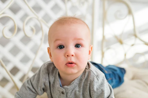 Hermoso sonriente lindo bebé niño — Foto de Stock