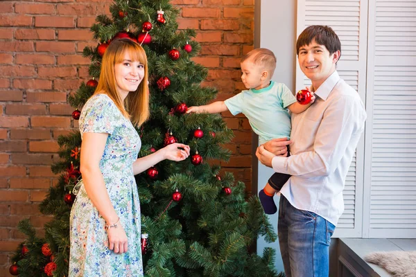 Retrato de la familia de Navidad en el hogar Sala de estar de vacaciones, Casa que decora por la guirnalda de velas del árbol de Navidad —  Fotos de Stock