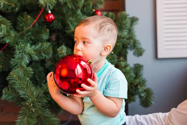 Pequeño niño con bola de Navidad — Foto de Stock