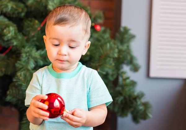 Pequeño niño con bola de Navidad — Foto de Stock