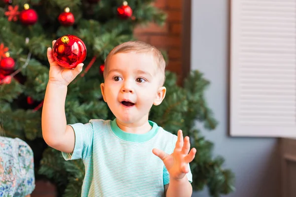 Pequeño niño con bola de Navidad — Foto de Stock