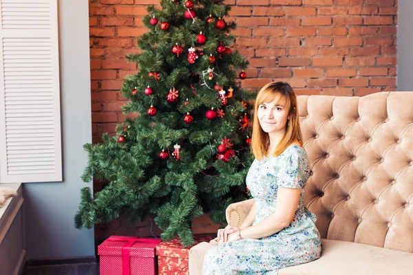 Urlaub, Weihnachten, Winter, Glückskonzept - lächelnde Frau am Weihnachtsbaum — Stockfoto