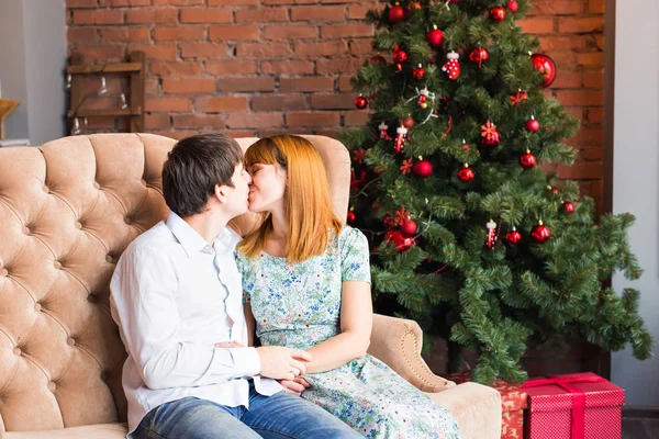 Boże Narodzenie portret rodziny w salonie Home Holiday, House dekorowanie przez Xmas Tree świece Garland — Zdjęcie stockowe