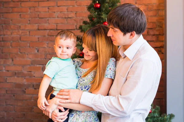 Vánoční rodinný portrét v dům Holiday obývacího pokoje, dům zdobí vánoční strom svíčky Garland — Stock fotografie