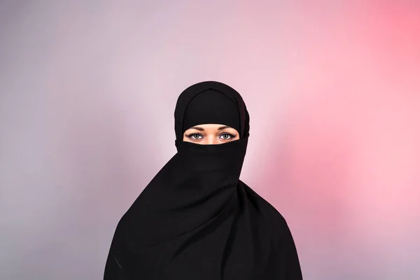 Красивая мусульманская девушка в парандже крупным планом — стоковое фото