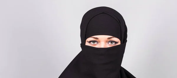 Jovem mulher árabe em hijab ou niqab . — Fotografia de Stock