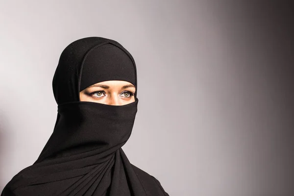 Giovane donna araba in hijab o niqab . — Foto Stock