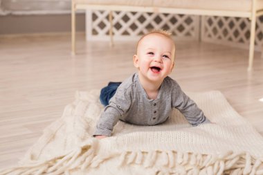 Güzel gülümseyen şirin bebek