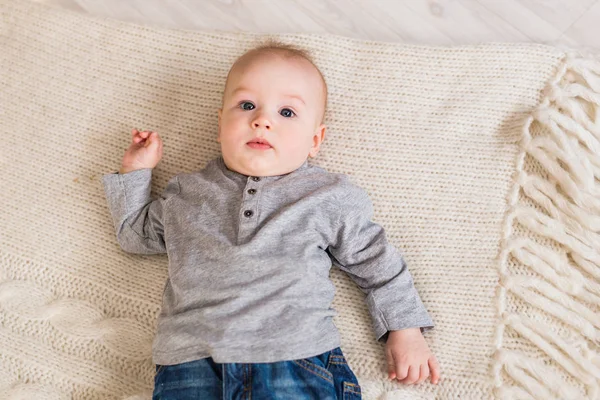 Портрет милого 6-місячного хлопчика — стокове фото