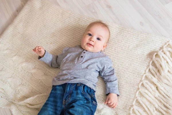 Retrato de lindo bebé niño — Foto de Stock