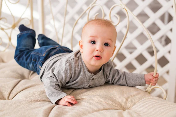 Hermoso sonriente lindo bebé — Foto de Stock