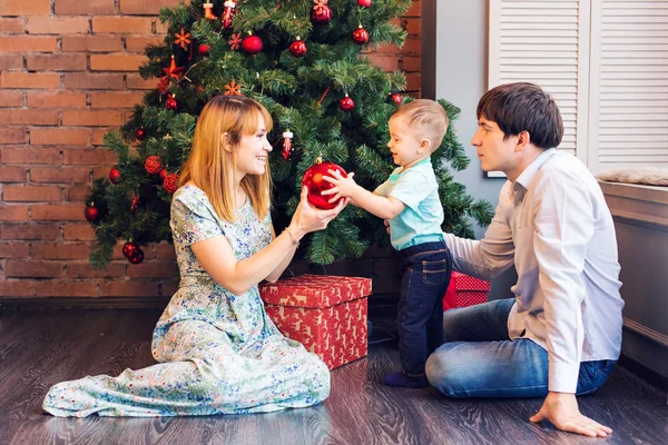 Navidad, x-mas, familia, gente, concepto de felicidad - padres felices jugando con el niño lindo — Foto de Stock