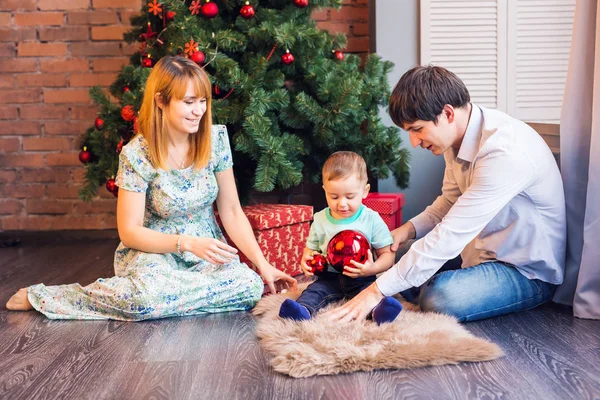 圣诞节，圣诞节，家庭的人，幸福的理念--快乐的父母和可爱的小宝贝男孩一起玩 — 图库照片