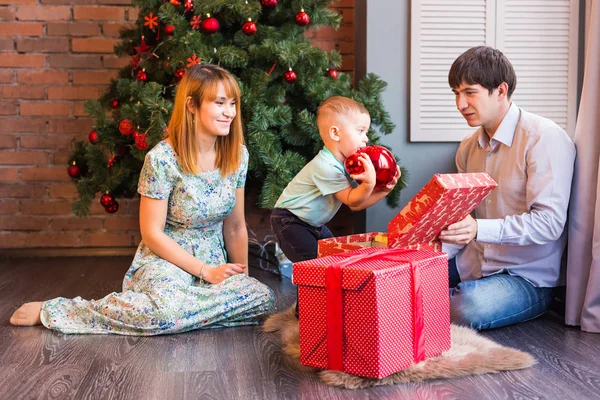 Boże Narodzenie x-mas, rodziny, ludzie, pojęcie szczęścia - szczęśliwych rodziców gry z ładny chłopczyk — Zdjęcie stockowe