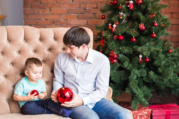 Vader en zoon in Kerstmis thuis — Stockfoto