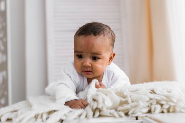 Mutlu karışık yarış yürümeye başlayan çocuk