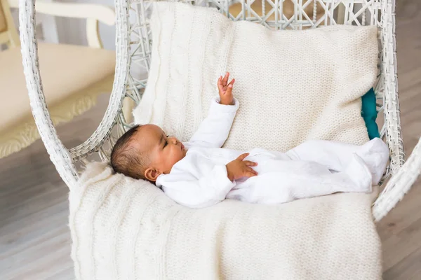 3 - månader gammal African American baby pojke låg i fåtöljen — Stockfoto