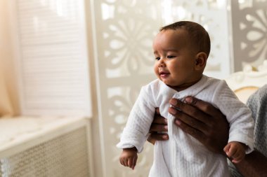 Tatlı ve Afrikalı-Amerikalı meraklı bebek çocuk uzağa arıyorsunuz