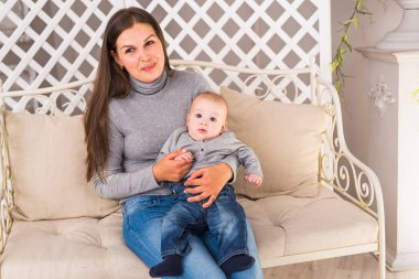 Sevgi dolu bir anne ile bebeğin odasında oynarken