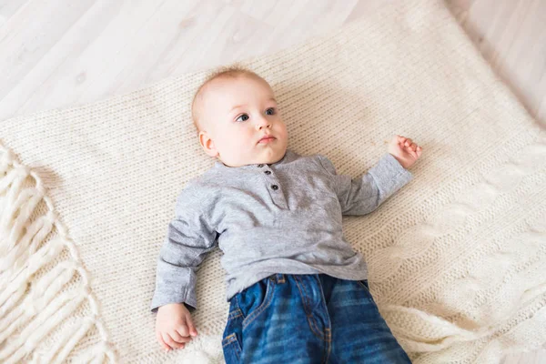 Retrato de pequeño bebé lindo — Foto de Stock