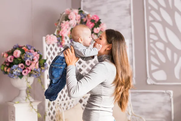 Retrato de la madre y el niño riendo y jugando — Foto de Stock