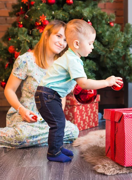 Lindo bebé con bolas de Navidad — Foto de Stock