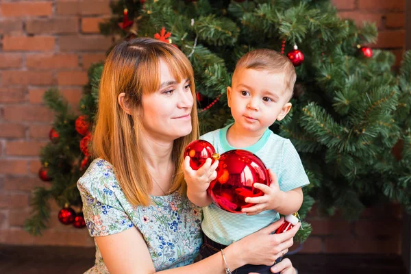 Pequeño niño y madre con bolas de Navidad —  Fotos de Stock