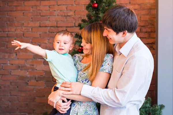 Retrato de família amigável na noite de Natal — Fotografia de Stock