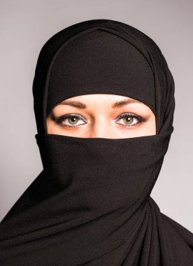 geleneksel İslam bez niqab güzel mavi gözleri olan bir Arap kadın portresi.