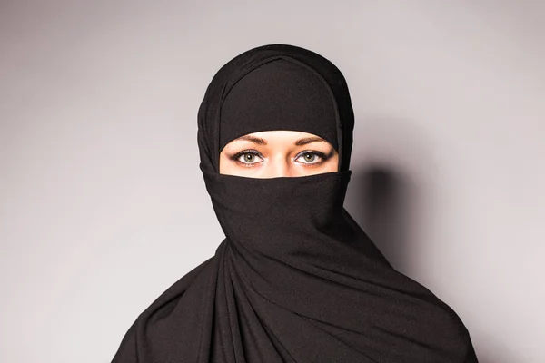 Ritratto di giovane donna araba con i suoi bellissimi occhi azzurri in tessuto islamico tradizionale niqab . — Foto Stock