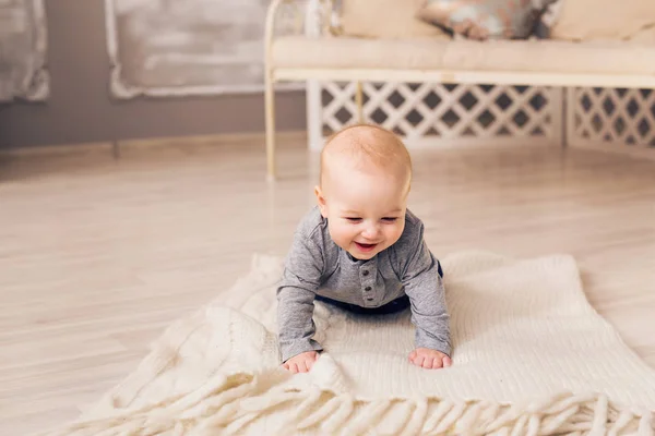 Pequeño niño arrastrándose en el suelo en casa — Foto de Stock