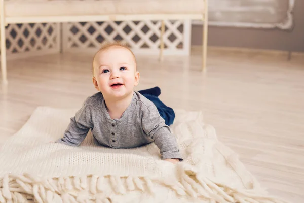 Adorable bebé en el dormitorio soleado. Niño recién nacido relajándose. Mañana familiar en casa. Niño recién nacido durante el tiempo de la panza . — Foto de Stock