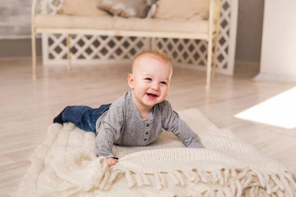 Pequeño niño arrastrándose en el suelo en casa —  Fotos de Stock