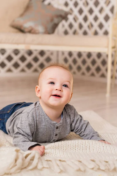 Adorable bebé en el dormitorio soleado. Niño recién nacido relajándose. Mañana familiar en casa. Niño recién nacido durante el tiempo de la panza . — Foto de Stock