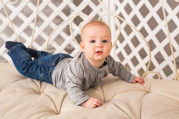 Pequeño niño arrastrándose en el suelo en casa — Foto de Stock