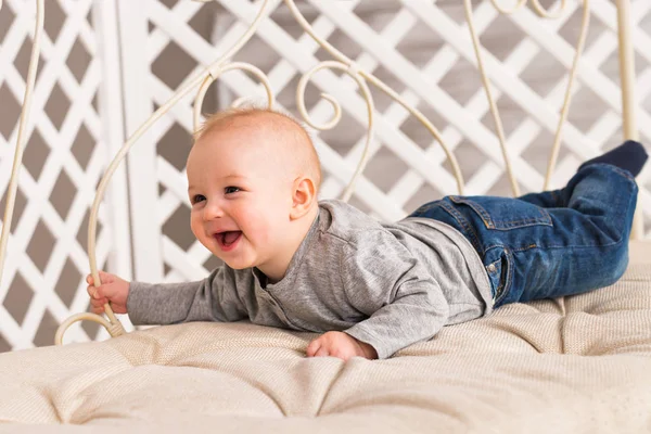 Adorable bebé en el dormitorio soleado. Niño recién nacido relajándose. Mañana familiar en casa. Niño recién nacido durante el tiempo de la panza . —  Fotos de Stock