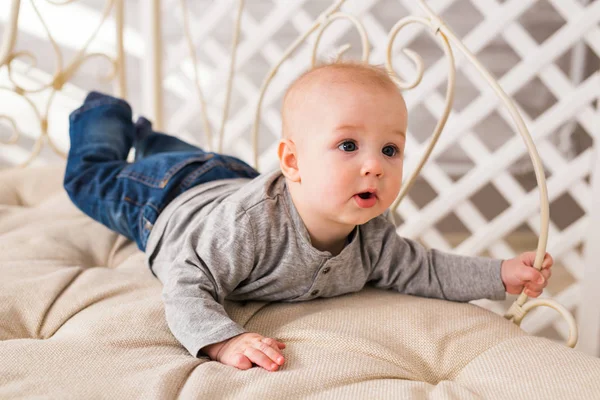 Pequeño niño arrastrándose en el suelo en casa — Foto de Stock