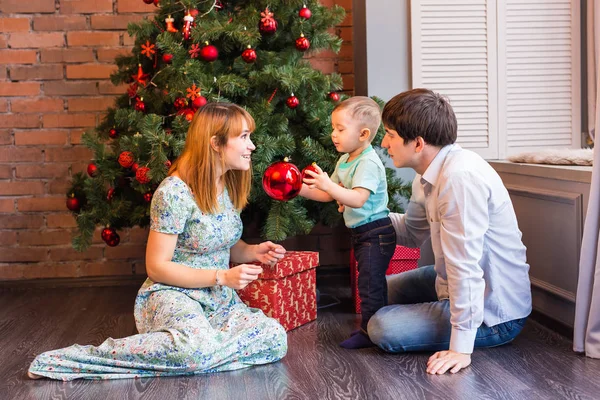 Feliz família sorridente perto da árvore de Natal — Fotografia de Stock
