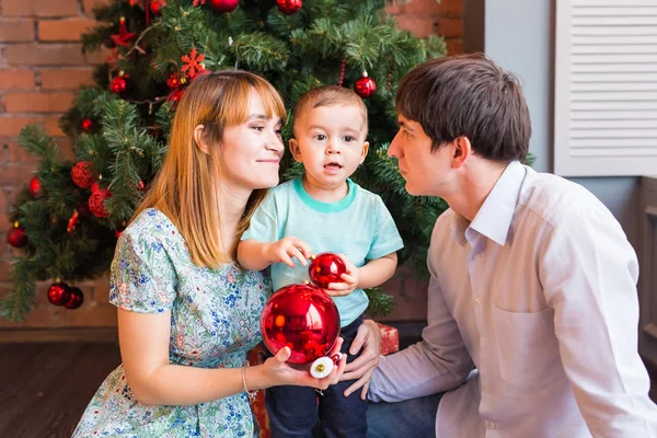 Szczęśliwa Rodzina Matka, ojciec i dziecko małe dziecko grając w zimie na święta Bożego Narodzenia — Zdjęcie stockowe