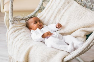 Afrikalı-Amerikalı bebek oğlum yalan