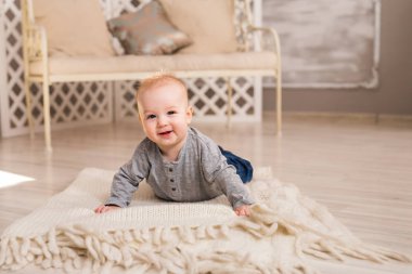 Güzel gülümseyen şirin bebek