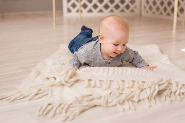 Güzel gülümseyen şirin bebek