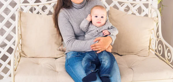 A mãe e o filho. A mãe a brincar com o miúdo a rir. Família em casa — Fotografia de Stock