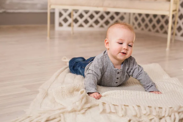 一个可爱的 6 个月的男婴的肖像 — 图库照片