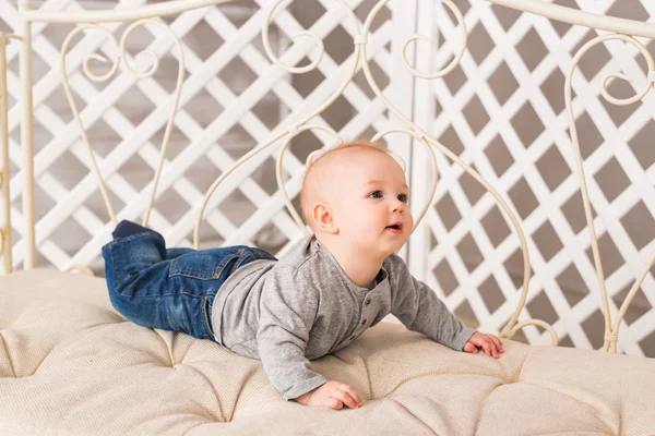 Riéndose bebé niño acostado en la barriga en casa —  Fotos de Stock