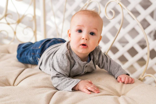 Retrato de lindo bebé niño —  Fotos de Stock