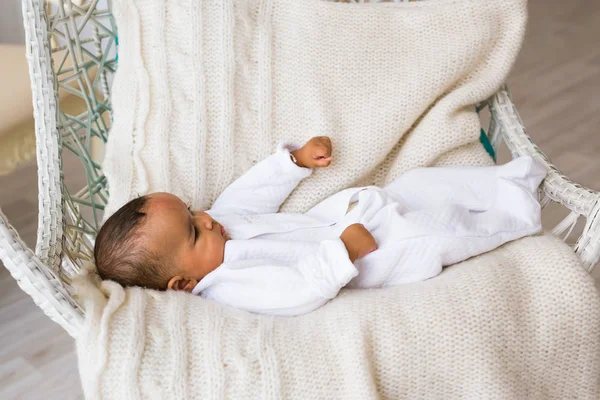 Feliz misto raça bebê menino — Fotografia de Stock